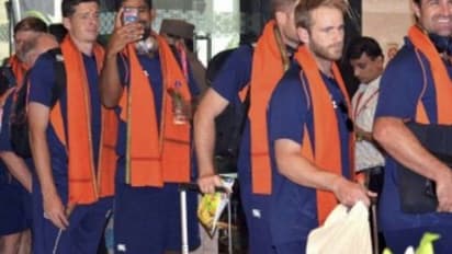 IND vs NZ: भगवा रंग में रंगी भारत-न्यूजीलैंड टीम, कानपुर पहुंचने पर अलग अंदाज में हुआ स्वागत