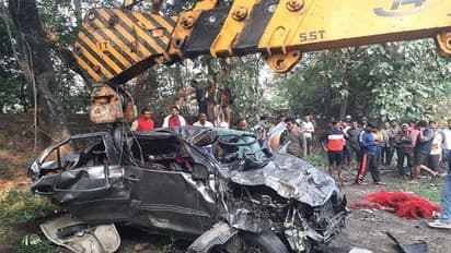 Jharkhand: नदी में गिरी तेज रफ्तार कार, एक ही परिवार के 5 लोगों की मौत, एक बच्चा भी शामिल