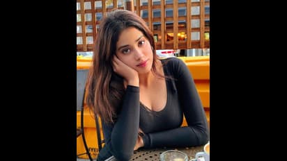 Janhvi Kapoor: ஓவர் கோட்டை விட குட்டியான உடை! அதிலும் ஓப்பன் வைத்து கிளாமரில் புகுந்து விளையாடும் ஜான்வி கபூர்