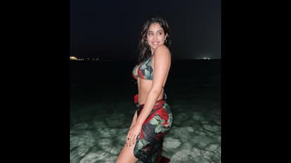 janhvikapoor hot : குப்புறப்படுத்து..குண்டு விழிகளால் சொக்க வைக்கும் ஜான்விகாபூர்..