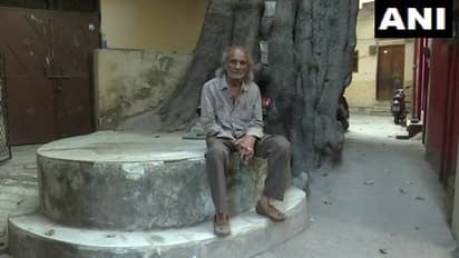 സ്ഥലം മാറി, താമസം മാറി, എന്നിട്ടും ദിവസവും സ്വന്തം നാട്ടിലെ മരച്ചുവട്ടിലിരിക്കാൻ എത്തുന്നൊരു വൃദ്ധൻ!