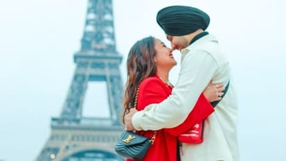 Neha Kakkar : ঠোঁটঠাঁসা গভীর চুম্বন, আইফেল টাওয়ারের সামনে ঘনিষ্ঠতায় মজে নেহা-রোহন