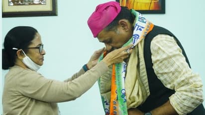 कांग्रेस को लगा तगड़ा झटका: सीनियर नेता कीर्ति आजाद TMC में शामिल, खुद CM Mamta ने दिलाई पार्टी की सदस्यता