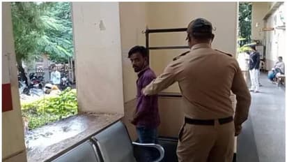 പൊതുശുചിമുറികള്‍ വൃത്തിഹീനമെന്ന് ആരോപണം; നഗരസഭാ ഓഫിസില്‍ മൂത്രമൊഴിച്ച് പ്രതിഷേധം