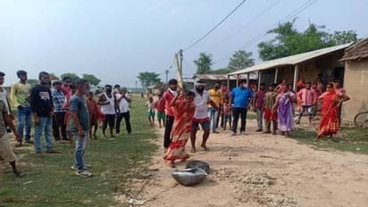 Murshidabad: চোলাইয়ের রমরমা এলাকায়, ঠেকে ঢুকে ভাঙচুর প্রমিলা বাহিনীর