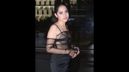 নেটের স্কার্টের ভিতরে স্পষ্ট কালো অন্তর্বাস, টপ ছাড়াই রাস্তায় বেরিয়ে পড়লেন উরফি জাভেদ