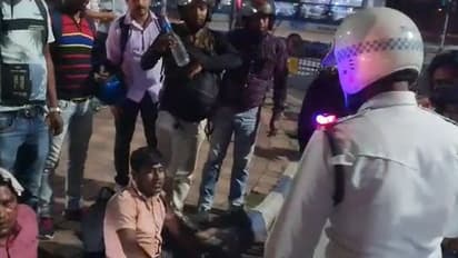 Kolkata Accident: সিগন্যালে দাঁড়িয়ে ছিল ট্যাক্সি ও বাইক, দ্রুত গতিতে ছুটে এসে পরপর ধাক্কা মিনিবাসের