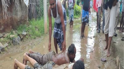 ”சாலையில் நாற்று நட்டும், உருளு தண்டம் போட்டும் போராட்டத்தில் ஈடுபட்ட பொதுமக்கள்…”