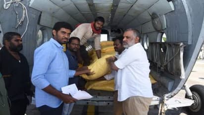 తిరుపతి: వరద బాధితుల ఆకలిబాధను తీర్చెందుకు... హమాలీగా మారిన వైసిపి ఎమ్మెల్యే చెవిరెడ్డి