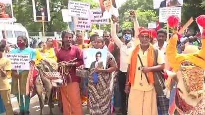 Jai bhim : சூர்யாவுக்கு ஆதரவாக போராட்டம் நடத்திய ‘பழங்குடியினர்’ மீது வழக்கு போட்ட காவல் துறையினர்...