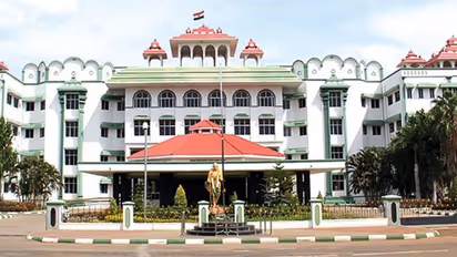 கோவிலில் கடவுளுக்கு தான் முதல் மரியாதை.. மனிதர்களுக்கு அல்ல.. உயர்நீதிமன்ற மதுரை கிளை உத்தரவு..