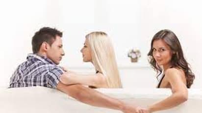 ನಿಮ್ಮ ಸಂಗಾತಿ ಹೀಗ್ ಮಾಡ್ತಿದ್ದಾರಾ? ಅಂದ್ರೆ ಲವ್ವಲ್ಲಿ ಬಿದ್ದಿದ್ದಾರೆಂದರ್ಥ!