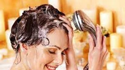 ஷாம்பு போட்டு தலைக்கு குளிக்கும் போது இந்த தவறுகளை செய்யாதீர்கள்..இல்லையென்றால் சீக்கிரம்  முடி கொட்டி விடும்!