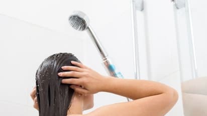 தலைக்கு குளிக்கும்போது இந்த தவறுகளை செய்யாதீர்கள்..!