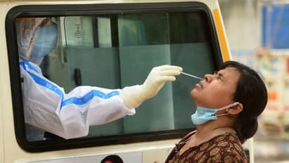 Coronavirus: রাজ্যে সামান্য কমল দৈনিক করোনা আক্রান্তের সংখ্য়া, মৃত ১১