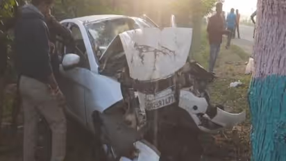 Road Accident: చెట్టును ఢీకొన్న కారు, నలుగురు కరీంనగర్ వాసుల మృతి (Video)