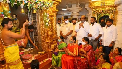 తిరిగి ఎమ్మెల్సీగా ఏకగ్రీవం... తల్లితో కలిసి అష్టలక్ష్మి అమ్మవారికి కవిత ప్రత్యేక పూజలు