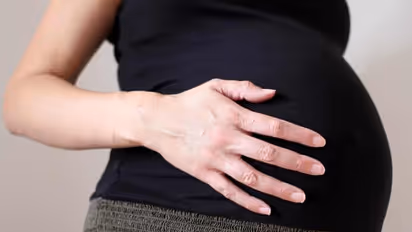 Pregnant Denied Admission : കൊവിഡ് പോസിറ്റീവെന്ന് അറിഞ്ഞതോട ചികിത്സ നിഷേധിച്ചു, ഗർഭിണി റോഡിൽ പ്രസവിച്ചു