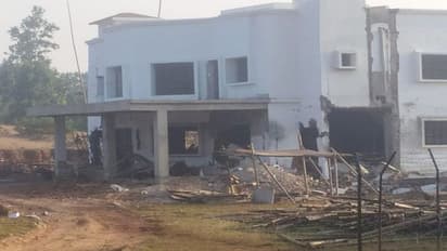 Jharkhand: में नक्सलियों ने थाने के भवन को बम से उड़ाया, चेतावनी दी- प्रशांत बोस और शीला को छोड़ा जाए