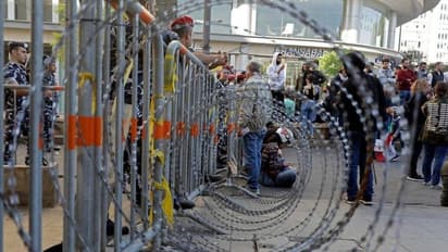 लेबनान में कैश की भारी किल्लत, सरकार ने पेट्रोल, दवाओं से सब्सिडी हटाई तो राष्ट्रपति भवन में घुसे प्रदर्शनकारी