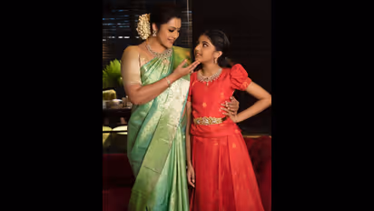 Meena Daughter Nainika: அழகில் அம்மா மீனாவையே ஓரம் கட்டும்... தெறி பேபி நைனிகா! வேற லெவல் கியூட் போட்டோஸ்!