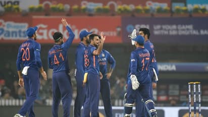 INDvSL : 'കോലിക്ക് ബാക്ക്അപ്പായി മറ്റൊരു ബാറ്റ്‌സ്മാനെ തേടേണ്ടതില്ല'; യുവതാരത്തിന്റെ പേര് പറഞ്ഞ് മുന്‍ കോച്ച്