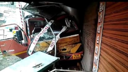 హైదరాబాద్ లో పాల వ్యాన్ బీభత్సం... బ్రేక్ ఫెయిలై జనాలపైకి దూసుకెళ్లడంతో ఇద్దరు దుర్మరణం