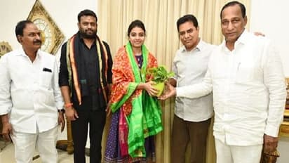 UPSC Civils 2020 : కావలి మేఘనకు శాలువా కప్పి అభినందించిన కేటీఆర్