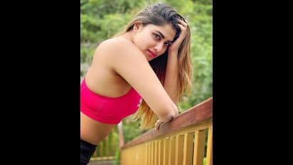 Shivani Narayanan: ஸ்டக்ச்சரை நச்சுக்கு காட்டும் டீ-ஷர்ட் அணிந்து... இளம் நெஞ்சங்களை கொந்தளிக்க வைத்த ஷிவானி!