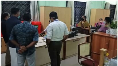 അപേക്ഷകര്ക്ക് പകരം ഏജന്റുമാര് പരീക്ഷയെഴുതും; ആര്ടി ഓഫിസുകളില് വ്യാപക ക്രമക്കേട്, 3 ലക്ഷം പിടിച്ചെടുത്തു