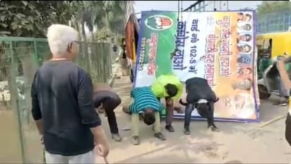 Delhi: প্রকাশ্য রাস্তায় 'মুরগী' হলেন পুরকর্মীরা, পুলিশের হাতে গ্রেফতার প্রাক্তন কং বিধায়ক