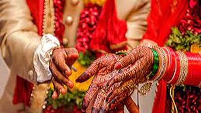 Viral Video: ভারী লেহেঙ্গায় নয়, বরং রাত-পোশাকেই সাতপাক ঘুরতে চান কনে