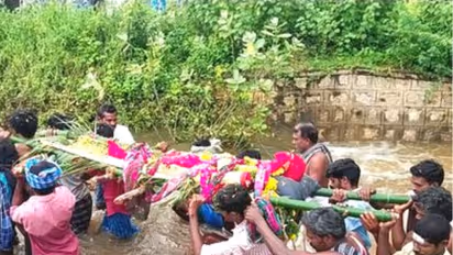 வெள்ளத்தில் சுடுகாட்டுக்கு கொண்டு சென்ற 'சடலம்'...  தொடர்மழையால் கரூரில் ஏற்பட்ட அவலம் !