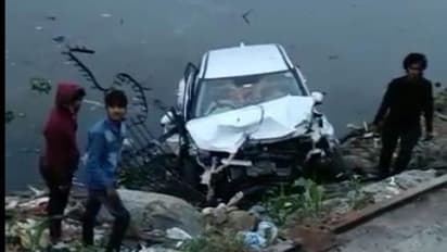 Hyderabad Accident: ట్యాంక్ బండ్ పై ప్రమాదం... అమాంతం గాల్లో ఎగిరి హుస్సెన్ సాగర్ లోకి దూసుకెళ్లిన కారు