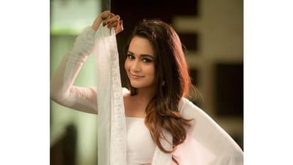 பாண்டியன் ஸ்டோர் புதிய முல்லை காவியாவா இது? டீப் நெக்... ஒயிட் சல்வாரில் நயன்தாராவையே ஓவர் டேக் செய்யும் அழகு!