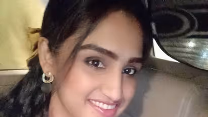 Vanitha: என்ன கொடுமை? பச்சை லிப்ஸ்டிக் போட்டு பயமுறுத்தும் வனிதா.. பங்கமா கலாய்த்து கழுவி ஊற்றும் நெட்டிசன்கள்