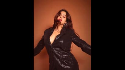 Janhvi Kapoor: অন্তর্বাস ছাড়াই পোশাকে ভাইরাল জাহ্নবী, উন্মুক্ত বক্ষ বিভাজিকায় ঝরছে আগুন