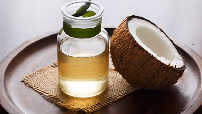 নারকেল ও কর্পূর দিয়ে বানান প্যাক, দূর হবে ত্বক ও চুলের একাধিক সমস্যা