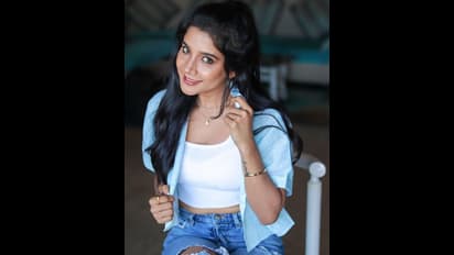 Sakshi Agarwal: அடக்கடவுளே! மொத்தமாக ஷர்டை கழட்டி போஸ் கொடுத்த கிளாமர் குயின் சாக்ஷி அகர்வால்! ஆடி போன இளசுகள்