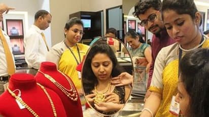 Gold Rate Today: വീണ്ടും റെക്കോർഡ് വില! റോക്കറ്റ് കുതിപ്പിൽ സ്വർണവില; നെഞ്ചിടിപ്പോടെ ഉപഭോക്താക്കൾ