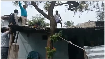 Vaccine : 'അടുത്ത് വന്നാല് ഭസ്മമാകും'; കര്ണാടകയില് വാക്സിൻ നല്കാന് വന്നവരെ ഓടിച്ച് ഗ്രാമീണര്