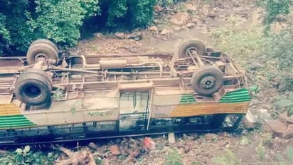 kurnool RTC Bus accident: కర్నూలు జిల్లాలో లోయలోపడ్డ ఆర్టీసీ బస్సు.. నలుగురి పరిస్థితి విషమం..