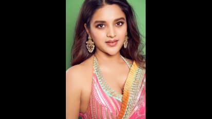 Nidhhi Agerwal: சரிந்து விழும் சேலை... சலிக்காத கவர்ச்சியை சகட்டு மேனிக்கு காட்டி சுழட்டி போட்ட நிதி அகர்வால்!