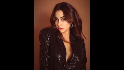 Janhvi Kapoor: ஜிகு ஜிகு கோட் மட்டும் அணிந்து... உள்ளாடை போடாமல் ஷேம் ஷேம் பேபியாக போஸ் கொடுத்த ஜான்வி கபூர்!