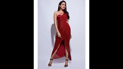 మైండ్ బ్లోయింగ్ హాట్.. డిజైనర్ శారీలో రెచ్చిపోయిన 'అఖండ' బ్యూటీ