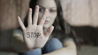 Domestic Violence : ഉച്ചയ്ക്ക് ഉറങ്ങിയതിന് ഭർതൃവീട്ടുകാരുടെ മർദ്ദനം, ഭർത്താവ് ഉപേക്ഷിച്ചു: പരാതിയുമായി യുവതി