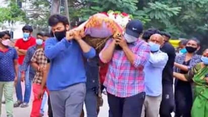 Shiva Shankar Master: శివశంకర్ మాస్టర్ అంత్యక్రియల్లో పాడె మోసిన ఓంకార్.. వీడియో వైరల్