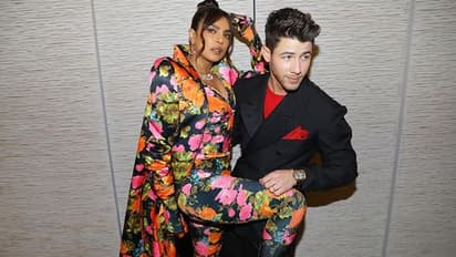 British Fashion Awards 2021 ರೆಡ್‌ ಕಾರ್ಪೆಟ್‌ನಲ್ಲಿ ಪತ್ನಿ ಡ್ರೆಸ್‌ ಸರಿ ಮಾಡಿದ ನಿಕ್‌!