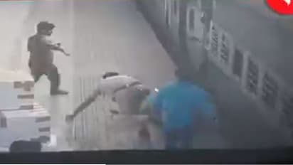 RPF saves woman life:ಚಲಿಸುವ ರೈಲಿನಿಂದ ಆಯ ತಪ್ಪಿ ಬಿದ್ದ ವೃದ್ಧೆಯ ರಕ್ಷಿಸಿದ ರೈಲ್ವೇ ರಕ್ಷಣಾ ಪಡೆ!