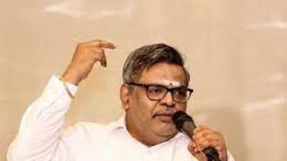 Sirivennela: నిగ్గదీసి ప్రశ్నించిన ఆ పాట మూగవోయింది..! సమాజం పోకడపై సిరివెన్నెల ఆలోచింపజేసే గీతాలు